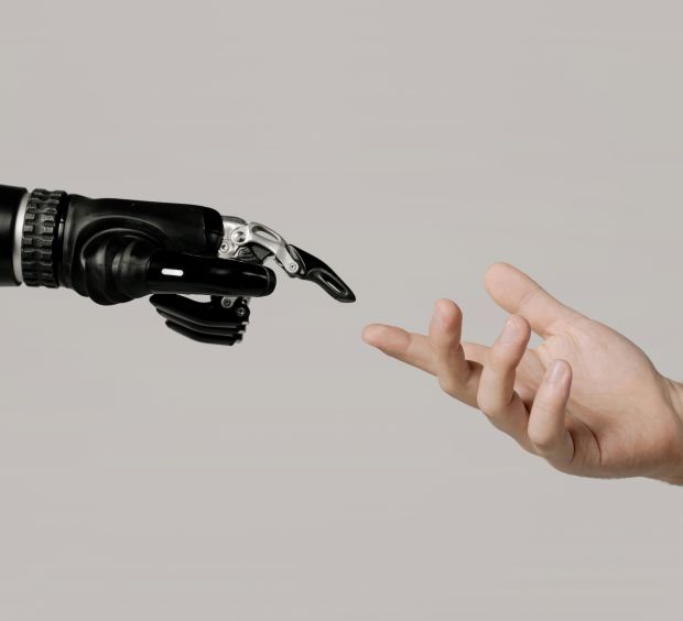 Robothånd møter menneskehånd